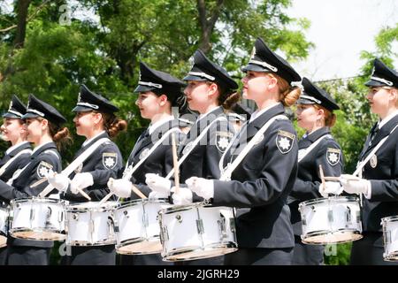 Le groupe joue en marchant. L'Orchestre de l'Université des Affaires intérieures se produit sur la place Dumskaya à l'occasion du jour de la Constitution de l'Ukraine. Banque D'Images