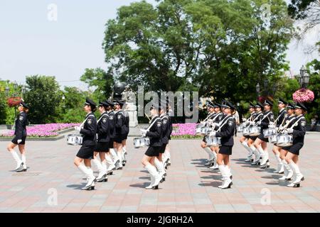 Le groupe joue en marchant. L'Orchestre de l'Université des Affaires intérieures se produit sur la place Dumskaya à l'occasion du jour de la Constitution de l'Ukraine. Banque D'Images