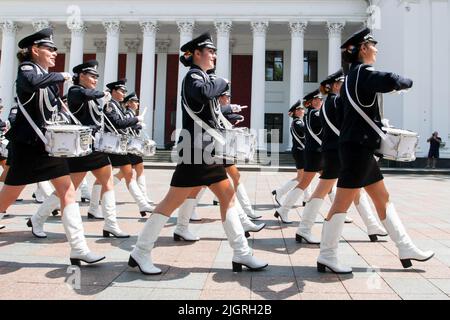 Le groupe marche à côté de l'édifice de l'hôtel de ville d'Odessa. L'Orchestre de l'Université des Affaires intérieures se produit sur la place Dumskaya à l'occasion du jour de la Constitution de l'Ukraine. Banque D'Images