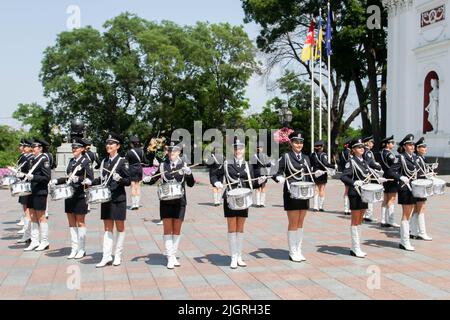 Le groupe joue en marchant. L'Orchestre de l'Université des Affaires intérieures se produit sur la place Dumskaya à l'occasion du jour de la Constitution de l'Ukraine. Banque D'Images