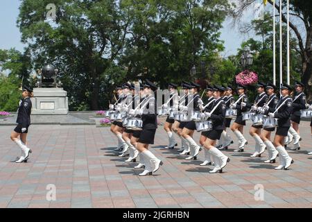 Odessa, Ukraine. 26th juin 2021. Le groupe joue en marchant. L'Orchestre de l'Université des Affaires intérieures se produit sur la place Dumskaya à l'occasion du jour de la Constitution de l'Ukraine. (Photo de Viacheslav Onyshchenko/SOPA IM/Sipa USA) crédit: SIPA USA/Alay Live News Banque D'Images