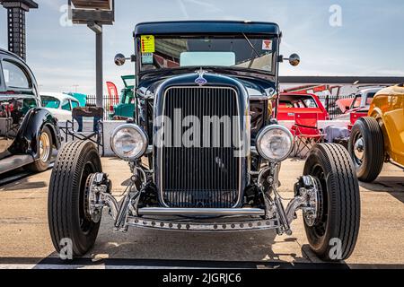 Liban, TN - 14 mai 2022 : vue de face basse d'un pick-up BB 1934 de Ford lors d'un salon de voiture local. Banque D'Images