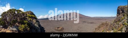 Un cliché panoramique de Piton de la Fournaise sur le côté est de l'île de la Réunion, dans l'océan Indien Banque D'Images