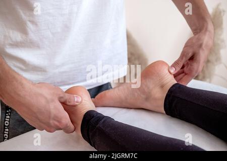 Thérapeute professionnel offrant un massage thaïlandais traditionnel des pieds et de la semelle dans un traitement thérapeutique de relaxation. Réflexologie. Banque D'Images