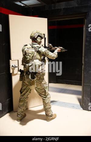 La Garde nationale de l'Utah a organisé une cérémonie de découpe de ruban pour sa nouvelle salle de tir en direct des forces d'opérations spéciales (FSO LFSH) à Camp Williams, Utah, 11 juillet 2022. Les soldats du Groupe des forces spéciales (Airborne) de 19th effectuent une démonstration de combat urbain avancé lors de l'ouverture de la FSO LFSH. La FSO LFSH soutiendra principalement les Forces d'opérations spéciales de l'armée américaine dans l'entraînement initial et avancé lié aux scénarios de combat de fin de quart et de combat urbain. Il appuiera également les soldats de la Garde nationale de l'armée de l'Utah, ainsi que les organismes d'application de la loi, dans l'entraînement sur l'ourba avancé Banque D'Images