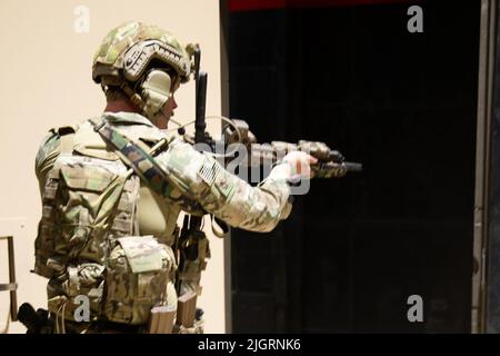 La Garde nationale de l'Utah a organisé une cérémonie de découpe de ruban pour sa nouvelle salle de tir en direct des forces d'opérations spéciales (FSO LFSH) à Camp Williams, Utah, 11 juillet 2022. Les soldats du Groupe des forces spéciales (Airborne) de 19th effectuent une démonstration de combat urbain avancé lors de l'ouverture de la FSO LFSH. La FSO LFSH soutiendra principalement les Forces d'opérations spéciales de l'armée américaine dans l'entraînement initial et avancé lié aux scénarios de combat de fin de quart et de combat urbain. Il appuiera également les soldats de la Garde nationale de l'armée de l'Utah, ainsi que les organismes d'application de la loi, dans l'entraînement sur l'ourba avancé Banque D'Images