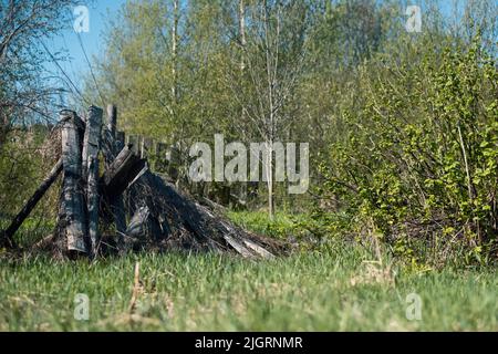Clôture en bois ruinée dans le village le jour de l'été Banque D'Images