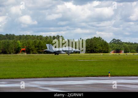 Un F/A-18D Hornet affecté au Marine Fighter Squadron (VMFA) 312 prend son envol à la Marine corps Air Station Beaufort, Caroline du Sud, 7 juin 2022. Le VMFA-312 soutient le groupe de travail air-sol marin en assurant la coordination des armes de soutien, en effectuant la reconnaissance d'images multicapteurs et en détruisant des cibles de surface et des avions ennemis, de jour comme de nuit, dans toutes les conditions météorologiques, lors d'opérations expéditionnaires, conjointes ou combinées. VMFA-312 est une unité subordonnée de la 2nd Marine Aircraft Wing (MAW), l'élément de combat aérien de la II Marine Expeditionary Force. (É.-U. Corps de marine Sgt. Se Banque D'Images