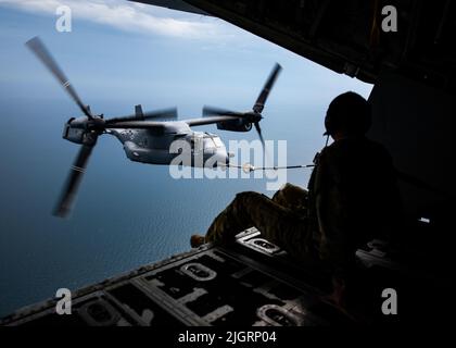 Un CV-22 de la Force aérienne des États-Unis Osprey et le MC-130J Commando II effectuent un exercice de ravitaillement air-air par tiltrotor près de la station aérienne du corps des Marines Iwakuni, Japon, 8 juillet 2022. TAAR utilise les capacités de tiltrotor de Osprey, combinant des qualités de vol vertical avec un rendement énergétique et une vitesse. (É.-U. Photo de la Force aérienne par le premier Airman Gary Hilton) Banque D'Images