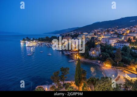 Vue en soirée sur la station d'Opatija dans la péninsule d'Istrie en Croatie Banque D'Images