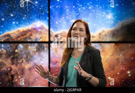 (220712) -- CEINTURE DE VERDURE (États-Unis), 12 juillet 2022 (Xinhua) -- NASA James Webb scientifique adjoint du projet de télescope spatial pour les communications Amber Straughn parle de l'image infrarouge de la région formant des étoiles appelée NGC 3324 dans la nébuleuse de Carina, telle qu'elle est affichée à l'écran lors d'une émission qui relate les premières images en couleur du télescope au Centre de vol spatial Goddard de la NASA À Greenbelt, Maryland, États non liés, sur 12 juillet 2022. La NASA a publié mardi les premières images en couleur de l'univers du télescope spatial James Webb et leurs données spectroscopiques, révélant ainsi les détails sans précédent Banque D'Images