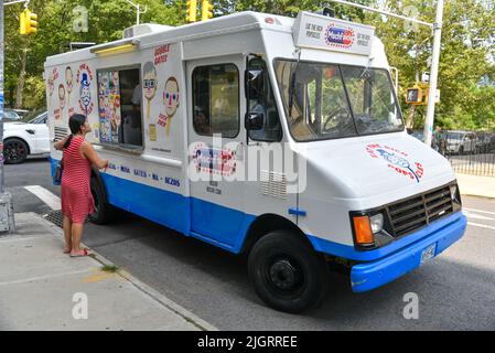 Un camion de glace escamotable, exploité par le Brooklyn arts collective MSCHF, vend des pop-glaces qui ressemblent aux milliardaires les plus célèbres au monde chez McCaa Banque D'Images