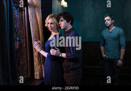 VERA FARMIGA, Freddie Highmore, MAX THIERIOT, Bates Motel, 2013 Banque D'Images