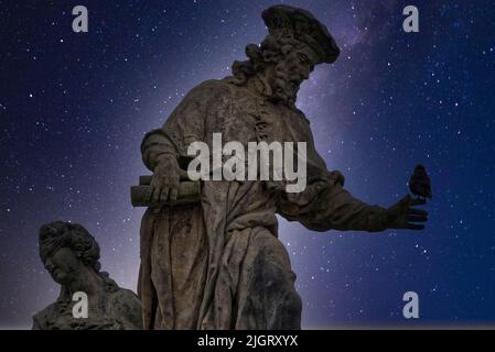 Les statues du pont Charles à Prague, république Tchèque en soirée photo avec un ciel spectaculaire en arrière-plan Banque D'Images