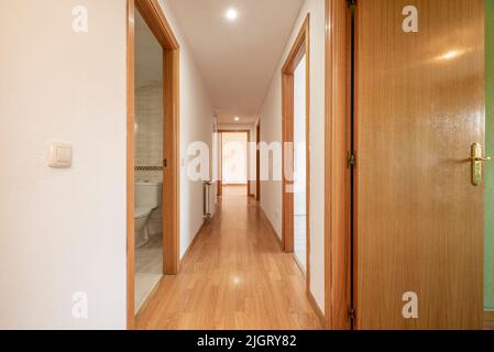 Hall peint en blanc Uni avec entrée dans plusieurs chambres et parquet en chêne Banque D'Images