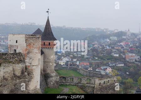 Ancienne forteresse en pierre dans la ville ukrainienne de Kamenets Podolsky. Photo d'un monument architectural antique fortification par une journée nuageux. Médiévale Banque D'Images