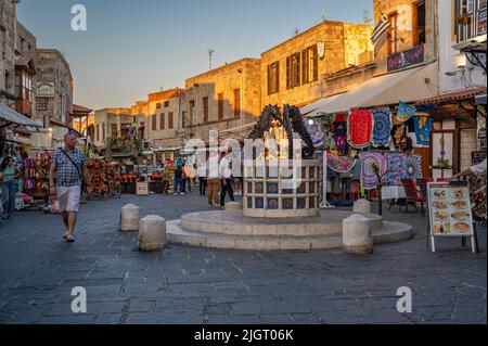 La vieille ville de Rhodes est la plus ancienne ville médiévale habitée d'Europe. Banque D'Images