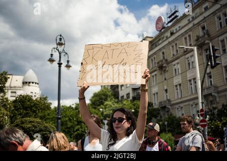 Un manifestant tient un écriteau exprimant son opinion lors de la manifestation à Budapest. Des centaines de personnes ont protesté contre la modification de la loi sur la taxe Itemized pour les petites entreprises (« KATA » pour le moins en hongrois), Le nouveau projet d'amendement proposé par le gouvernement de Viktor Orban vise à renforcer l'admissibilité à un régime fiscal simplifié auquel de nombreuses petites entreprises ont opté en raison de l'administration allégée et du faible taux d'imposition. Des manifestants bloquent toujours le pont de Margaret sur le Danube, à côté du Parlement. Banque D'Images