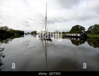 Le grand navire Mascotte se rend jusqu'au canal de Gloucester jusqu'au canal de Sharpness à Gloucestershire pour sa rénovation hivernale au T.Nielsen et à la Compagnie Shipyrders et Riggers à Gloucester Docks le vendredi 15th octobre 2021. Nielsen's s'occupe de Mascotte depuis de nombreuses années et elle vient chaque année pour un quai sec et une enquête. Elle sera à Gloucester jusqu'en mars 2022. Mascotte est un navire de pilote de bord de la Manche de Bristol construit à Newport en 1904 et est le plus grand navire survivant de son type. Les pilotes Cutters ont pris la course hors des ports du canal de Bristol pour rencontrer de grands navires et livrer des pilotes à bord pour les guider en toute sécurité Banque D'Images