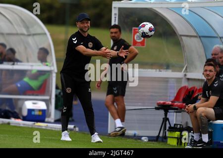 Cardiff, Royaume-Uni. 12th juillet 2022. James Rowberry, le directeur de l'AFC du comté de Newport, se penche sur le match amical d'avant-saison, Cardiff City contre Newport County, au stade d'athlétisme de Cardiff, au sud du pays de Galles, le mardi 12th juillet 2022. Cette image ne peut être utilisée qu'à des fins éditoriales. Utilisation éditoriale uniquement, licence requise pour une utilisation commerciale. Aucune utilisation dans les Paris, les jeux ou les publications d'un seul club/ligue/joueur. photo par Andrew Orchard/Andrew Orchard sports Photography/Alamy Live News crédit: Andrew Orchard sports Photography/Alamy Live News Banque D'Images