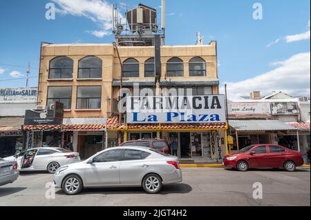 Pharmacie et autres magasins à Nogales, Sonora Mexique. Ville mexicaine au sud de la frontière. Banque D'Images