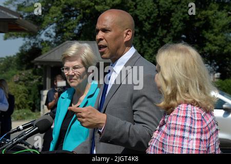 Washington, États-Unis. 12th juillet 2022. La sénatrice Cory Booker(D-NJ)(centre) aux côtés d'Elizabeth Sen Warren(D-ma) et de la Représentante Carolyn Maloney(D-NY) parle lors d'une conférence de presse sur les frais de découvert, aujourd'hui sur 11 juillet 2022 à la Maison Triangle/Colline du Capitole à Washington DC, Etats-Unis. (Photo de Lénine Nolly/Sipa USA) Credit: SIPA USA/Alay Live News Banque D'Images