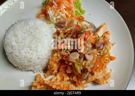 Poulet Katsu Geprek, Ayam Geprek Nasi, café, Punclut, Bandung, Indonésie Banque D'Images