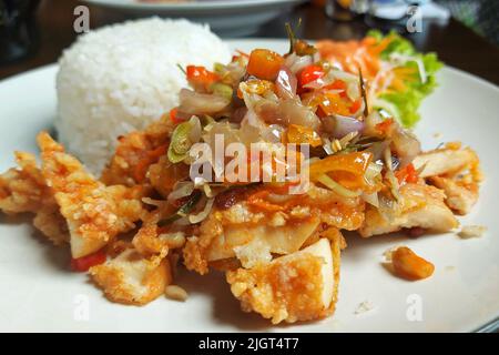 Poulet Katsu Geprek, Ayam Geprek Nasi, café, Punclut, Bandung, Indonésie Banque D'Images
