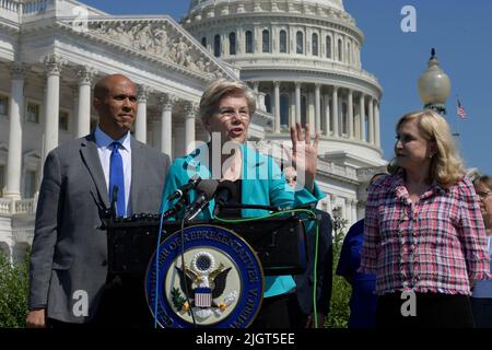 12 juillet 2022, Washington, Distric de Columbia, Etats-Unis: La sénatrice ELIZABETH WARREN(D-ma)(centre) aux côtés de la Représentante CAROLYN MALONEY(D-NY)(droite) et CORY BOOKER(D-NJ)(gauche) parle aujourd'hui lors d'une conférence de presse sur les frais de découvert à 11 juillet 2022, au Triangle de la Maison/Colline du Capitole, à Washington DC, Etats-Unis. (Credit image: © Lénine Nolly/ZUMA Press Wire) Banque D'Images