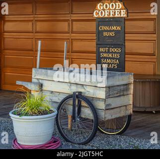 Un comptoir ou un comptoir commercial stylisé comme un ancien chariot. Une voiturette en bois vintage dans une rue. Un distributeur de vélos en bois. Personne, photo de rue. Banque D'Images