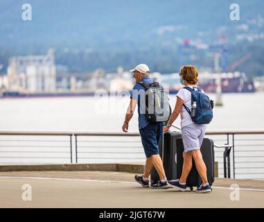 .Concept de voyage et de tourisme. Les voyageurs âgés se coupent avec leurs bagages et leurs sacs à dos dans une ville, voyage de retraite. Vieillissement actif. Vue sur la rue, photo de voyage, Banque D'Images