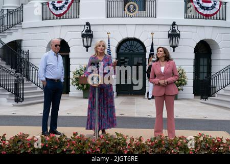 Washington, Vereinigte Staaten. 12th juillet 2022. La première dame, le Dr Jill Biden, s'adresse aux invités du pique-nique du Congrès à la Maison Blanche à Washington, DC mardi, 12 juillet 2022. Credit: Chris Kleponis/Pool via CNP/dpa/Alay Live News Banque D'Images