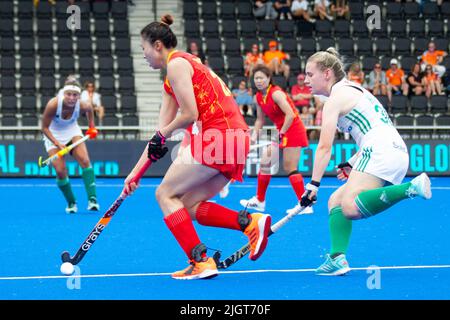 Amsterdam, pays-Bas. 12th juillet 2022. Yang Haoting (L) de Chine rivalise avec Christina Hamill d'Irlande lors du match de la coupe du monde des femmes de hockey FIH 2022 entre la Chine et l'Irlande à Amsterdam, aux pays-Bas, au 12 juillet 2022. Credit: Sylvia Lederer/Xinhua/Alamy Live News Banque D'Images