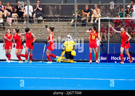 Amsterdam, pays-Bas. 12th juillet 2022. Les joueurs de Chine célèbrent le score lors du match de la coupe du monde des femmes de hockey de la FIH 2022 entre la Chine et l'Irlande à Amsterdam, aux pays-Bas, au 12 juillet 2022. Credit: Sylvia Lederer/Xinhua/Alamy Live News Banque D'Images