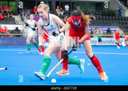 Amsterdam, pays-Bas. 12th juillet 2022. Chen Yanhua (R) de Chine rivalise avec Christina Hamill d'Irlande lors du match de la coupe du monde des femmes de hockey FIH 2022 entre la Chine et l'Irlande à Amsterdam, aux pays-Bas, au 12 juillet 2022. Credit: Sylvia Lederer/Xinhua/Alamy Live News Banque D'Images