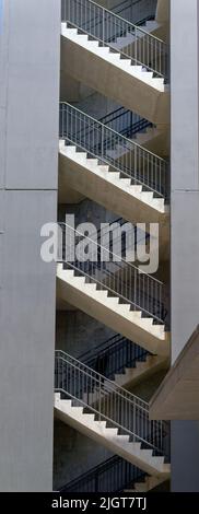 Escaliers en béton ouverts dans le parking Banque D'Images