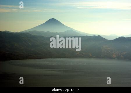 Le mont Uyelewun est vu depuis le mont Mauraja à Atadei, près de la côte sud de l'île Lembata à Lembata, Nusa Tenggara, Indonésie. Banque D'Images