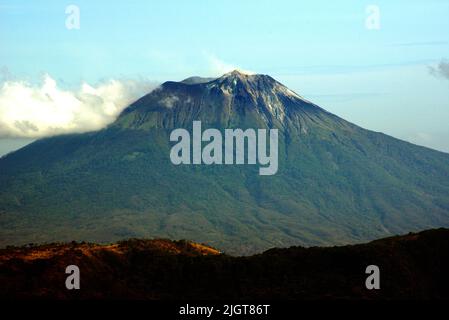 Le volcan du mont Lewotolok est vu depuis le mont Mauraja à Atadei, près de la côte sud de l'île Lembata à Lembata, à Nusa Tenggara, en Indonésie. Banque D'Images