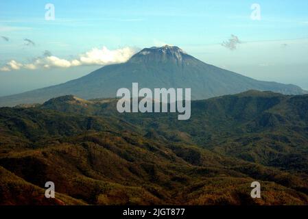 Le volcan du mont Lewotolok est vu depuis le mont Mauraja à Atadei, près de la côte sud de l'île Lembata à Lembata, à Nusa Tenggara, en Indonésie. Banque D'Images