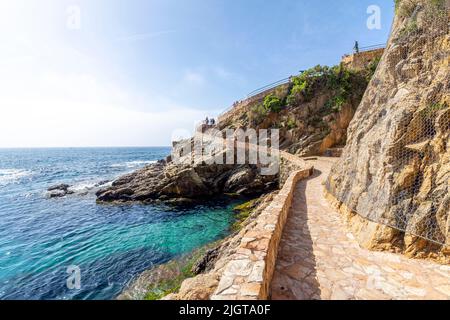 Le sentier de flanc de colline menant aux Jardins de Santa Clotilde sur la côte de la Costa Brava de Lloret de Mar, en Espagne. Banque D'Images