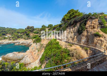 Le sentier de randonnée à flanc de colline menant aux Jardins de Santa Clotilde, dans la ville balnéaire de Lloret de Mar, sur la côte de la Costa Brava, dans le sud de l'Espagne. Banque D'Images