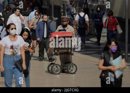 Mexico, Mexico, Mexique. 12th juillet 2022. 12 juillet 2022 à Mexico, Mexique: Un afflux important de personnes dans le ZÃ³calo de Mexico malgré l'augmentation des infections à COVID-19 au Mexique, la courbe épidémique de Covid-19 continue d'augmenter, avec 150 000 cas positifs dans la semaine. On 12 juillet 2022 à Mexico, Mexique. (Image de crédit : © Gerardo Vieyra/eyepix via ZUMA Press Wire) Banque D'Images