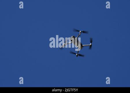 Un drone s'attaque à un ciel bleu. Banque D'Images