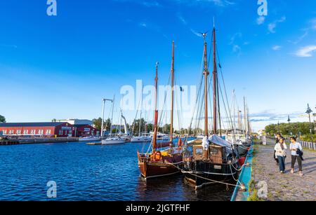 Greifswald, Allemagne. 10th juillet 2022. Des voiliers à deux mâts sont amarrés dans le port du musée sur la rivière Ryck. Environ 50 navires traditionnels et bateaux à voile historiques ont trouvé leur berge dans le berth exploité par l'association Museumshafen Greifswald. Credit: Jens Büttner/dpa/Alay Live News Banque D'Images