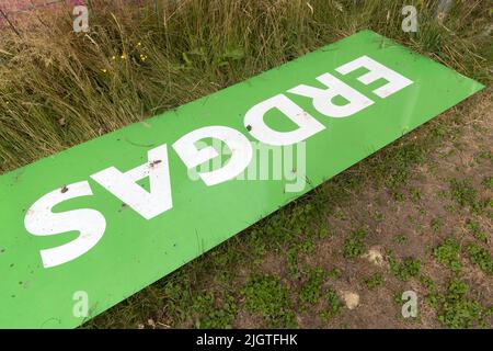 Wismar, Allemagne. 06th juillet 2022. Un vieux panneau publicitaire avec l'inscription « gaz naturel » se trouve dans une cour de stockage. Credit: Jens Büttner/dpa/Alay Live News Banque D'Images