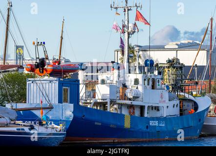 Greifswald, Allemagne. 10th juillet 2022. Le bateau de secours pour réfugiés 'sea Punk One' de l'organisation à but non lucratif du même nom de Bad Kreuznach est dans le chantier naval du musée et est équipé pour ses premiers voyages. L'association planifie des opérations civiles de sauvetage en mer en Méditerranée avec le navire capable de secourir. Credit: Jens Büttner/dpa/Alay Live News Banque D'Images