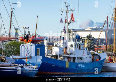 Greifswald, Allemagne. 10th juillet 2022. Le bateau de secours pour réfugiés 'sea Punk One' de l'organisation à but non lucratif du même nom de Bad Kreuznach est dans le chantier naval du musée et est équipé pour ses premiers voyages. L'association planifie des opérations civiles de sauvetage en mer en Méditerranée avec le navire capable de secourir. Credit: Jens Büttner/dpa/Alay Live News Banque D'Images