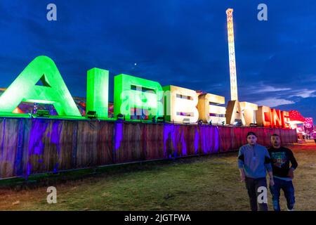 Neustadt Glewe, Allemagne. 07th juillet 2022. Les spectateurs fêtent au festival Electro « Airbeat One ». Jusqu'à 65 000 000 fans de musique sont attendus au plus grand festival de musique électronique du Nord. Sur l'une des plus grandes scènes de festival d'Europe avec une largeur de 160 mètres et une hauteur de 44 mètres ainsi que plusieurs scènes secondaires, plus de 300 artistes joueront jusqu'en 10.07.2022. Credit: Jens Büttner/dpa/Alay Live News Banque D'Images