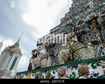 Statues d'architecture détail de Phra Prang à Wat Arun ou Temple de l'Aube. Banque D'Images