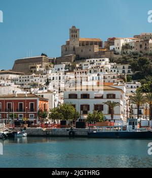 Port, vieille ville et Château d'Ibiza. Le quartier de sa Marina et le complexe historique de Dalt vila avec ciel bleu et mer. Banque D'Images